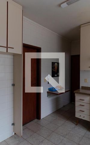 Casa à venda com 432m², 4 quartos e 4 vagas Casa à venda com 432m², 4 quartos e 4 vagasCozinha