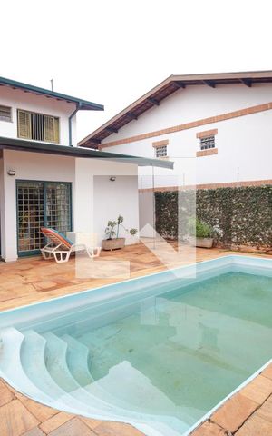 Casa à venda com 432m², 4 quartos e 4 vagas Casa à venda com 432m², 4 quartos e 4 vagasPiscina