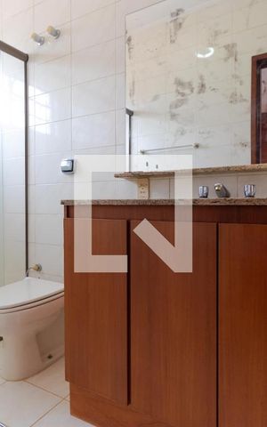 Casa à venda com 432m², 4 quartos e 4 vagas Casa à venda com 432m², 4 quartos e 4 vagasBanheiro da Suíte 01