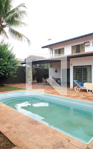 Casa à venda com 432m², 4 quartos e 4 vagas Casa à venda com 432m², 4 quartos e 4 vagasPiscina