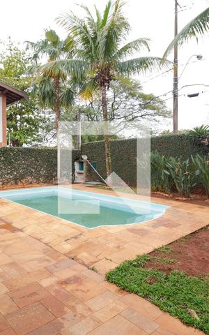 Casa à venda com 432m², 4 quartos e 4 vagas Casa à venda com 432m², 4 quartos e 4 vagasPiscina