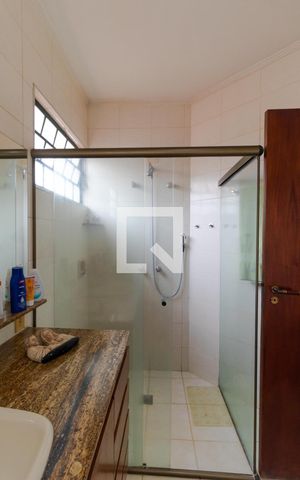 Casa à venda com 432m², 4 quartos e 4 vagas Casa à venda com 432m², 4 quartos e 4 vagasBanheiro da Suíte 02