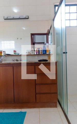 Casa à venda com 432m², 4 quartos e 4 vagas Casa à venda com 432m², 4 quartos e 4 vagasBanheiro da Suíte 02