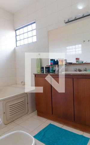Casa à venda com 432m², 4 quartos e 4 vagas Casa à venda com 432m², 4 quartos e 4 vagasBanheiro da Suíte 02