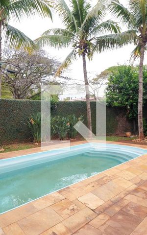 Casa à venda com 432m², 4 quartos e 4 vagas Casa à venda com 432m², 4 quartos e 4 vagasPiscina