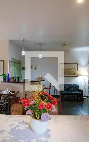 Casa à venda com 432m², 4 quartos e 4 vagas Casa à venda com 432m², 4 quartos e 4 vagasSalas