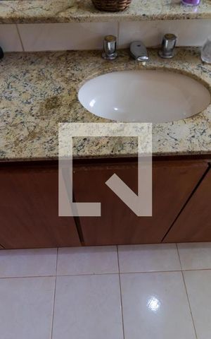 Casa à venda com 432m², 4 quartos e 4 vagas Casa à venda com 432m², 4 quartos e 4 vagasBanheiro da Suíte 03