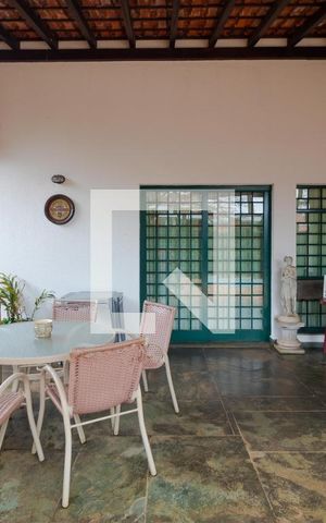 Casa à venda com 432m², 4 quartos e 4 vagas Casa à venda com 432m², 4 quartos e 4 vagasvaranda