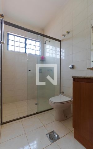 Casa à venda com 432m², 4 quartos e 4 vagas Casa à venda com 432m², 4 quartos e 4 vagasBanheiro da Suíte 01