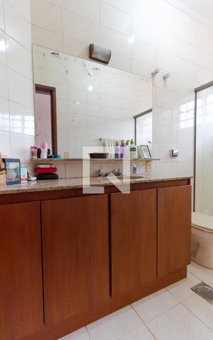 Casa à venda com 432m², 4 quartos e 4 vagas Casa à venda com 432m², 4 quartos e 4 vagasBanheiro da Suíte 03