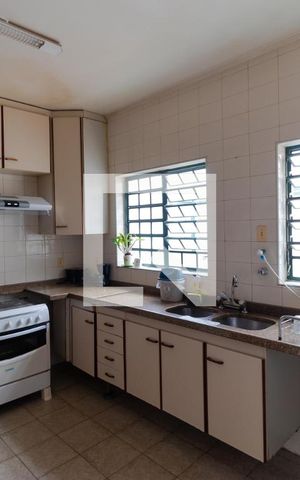 Casa à venda com 432m², 4 quartos e 4 vagas Casa à venda com 432m², 4 quartos e 4 vagasCozinha