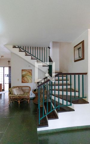 Casa à venda com 432m², 4 quartos e 4 vagas Casa à venda com 432m², 4 quartos e 4 vagasEscada