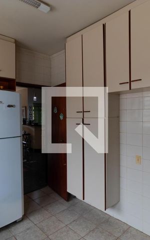 Casa à venda com 432m², 4 quartos e 4 vagas Casa à venda com 432m², 4 quartos e 4 vagasCozinha