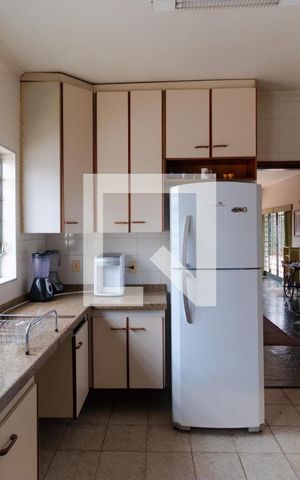 Casa à venda com 432m², 4 quartos e 4 vagas Casa à venda com 432m², 4 quartos e 4 vagasCozinha