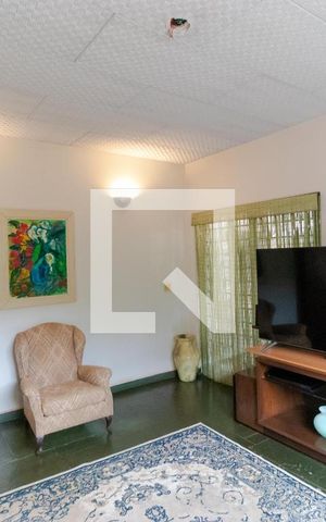 Casa à venda com 432m², 4 quartos e 4 vagas Casa à venda com 432m², 4 quartos e 4 vagasSala de TV