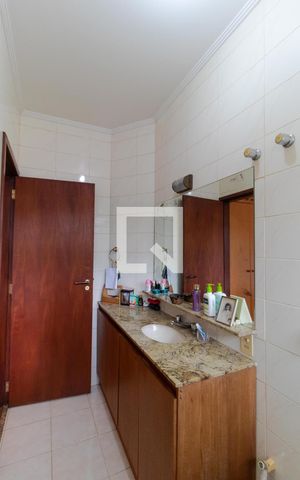 Casa à venda com 432m², 4 quartos e 4 vagas Casa à venda com 432m², 4 quartos e 4 vagasBanheiro da Suíte 03