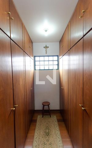 Casa à venda com 432m², 4 quartos e 4 vagas Casa à venda com 432m², 4 quartos e 4 vagasCloset da Suíte 02