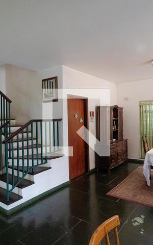 Casa à venda com 432m², 4 quartos e 4 vagas Casa à venda com 432m², 4 quartos e 4 vagasSalas