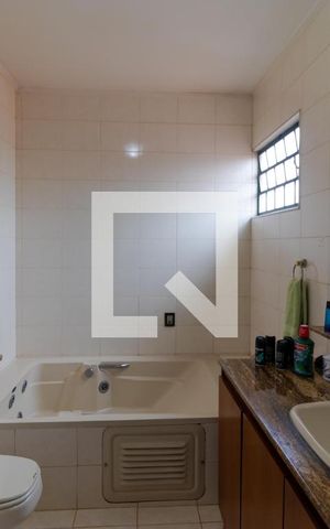 Casa à venda com 432m², 4 quartos e 4 vagas Casa à venda com 432m², 4 quartos e 4 vagasBanheiro da Suíte 02