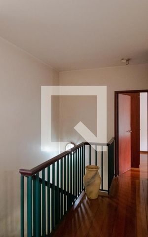 Casa à venda com 432m², 4 quartos e 4 vagas Casa à venda com 432m², 4 quartos e 4 vagasHall Íntimo