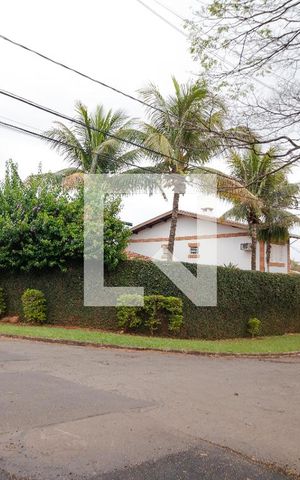 Casa à venda com 432m², 4 quartos e 4 vagas Casa à venda com 432m², 4 quartos e 4 vagasFachada
