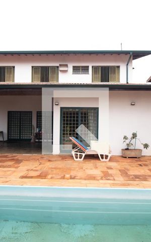 Casa à venda com 432m², 4 quartos e 4 vagas Casa à venda com 432m², 4 quartos e 4 vagasPiscina