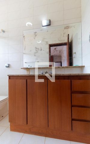 Casa à venda com 432m², 4 quartos e 4 vagas Casa à venda com 432m², 4 quartos e 4 vagasBanheiro da Suíte 01