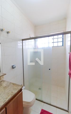 Casa à venda com 432m², 4 quartos e 4 vagas Casa à venda com 432m², 4 quartos e 4 vagasBanheiro da Suíte 04