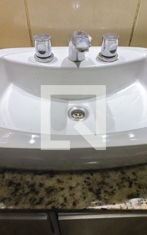 Apartamento à venda com 56m², 2 quartos e 1 vaga Apartamento à venda com 56m², 2 quartos e 1 vagaDetalhe do Banheiro