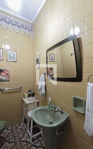 Casa à venda com 300m², 3 quartos e 3 vagas Casa à venda com 300m², 3 quartos e 3 vagasLavabo