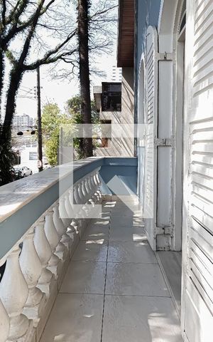 Casa à venda com 300m², 3 quartos e 3 vagas Casa à venda com 300m², 3 quartos e 3 vagasVaranda