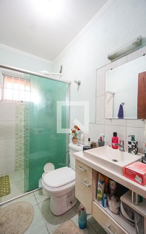 Casa à venda com 250m², 3 quartos e 2 vagas Casa à venda com 250m², 3 quartos e 2 vagasBanheiro social