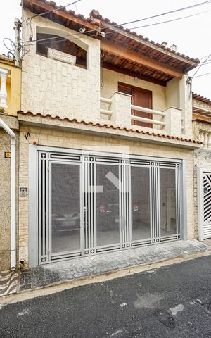 Casa à venda com 250m², 3 quartos e 2 vagas Casa à venda com 250m², 3 quartos e 2 vagasFachada
