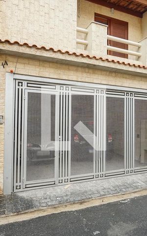 Casa à venda com 250m², 3 quartos e 2 vagas Casa à venda com 250m², 3 quartos e 2 vagasFachada