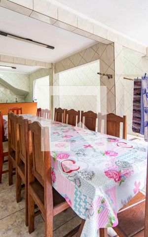 Casa à venda com 302m², 4 quartos e 2 vagas Casa à venda com 302m², 4 quartos e 2 vagasSalão