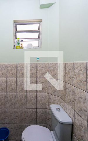 Casa à venda com 302m², 4 quartos e 2 vagas Casa à venda com 302m², 4 quartos e 2 vagasBanheiro de Serviço