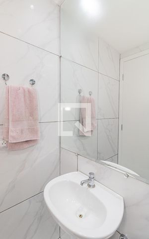 Apartamento à venda com 43m², 2 quartos e sem vaga Apartamento à venda com 43m², 2 quartos e sem vagaBanheiro