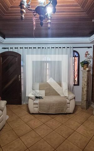 Casa à venda com 225m², 5 quartos e 2 vagas Casa à venda com 225m², 5 quartos e 2 vagasSala