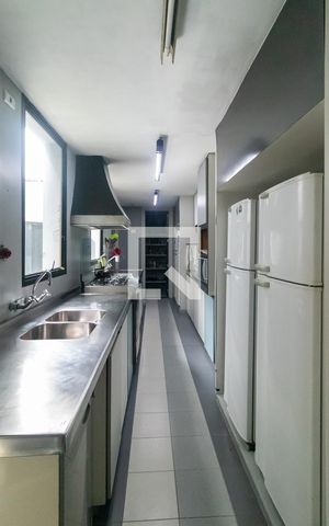 Casa à venda com 700m², 4 quartos e 4 vagas Casa à venda com 700m², 4 quartos e 4 vagasCozinha