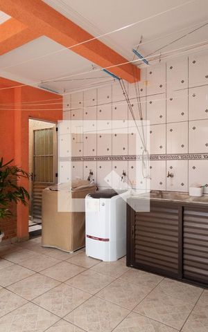 Casa à venda com 200m², 4 quartos e 5 vagas Casa à venda com 200m², 4 quartos e 5 vagasÁrea de Serviço