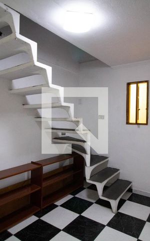 Casa à venda com 160m², 4 quartos e 2 vagas Casa à venda com 160m², 4 quartos e 2 vagasEscada
