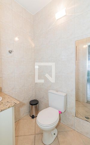 Casa à venda com 350m², 5 quartos e 4 vagasBanheiro da churrasqueira