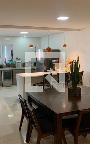 Casa à venda com 625m², 5 quartos e 2 vagas Casa à venda com 625m², 5 quartos e 2 vagasSala