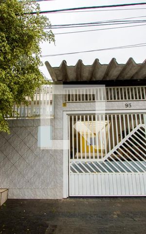 Casa à venda com 299m², 2 quartos e 4 vagas Casa à venda com 299m², 2 quartos e 4 vagasFachada