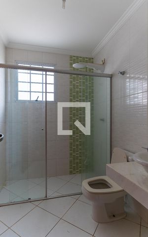 Casa para alugar com 350m², 6 quartos e 3 vagas Casa para alugar com 350m², 6 quartos e 3 vagasBanheiro Corredor Superior