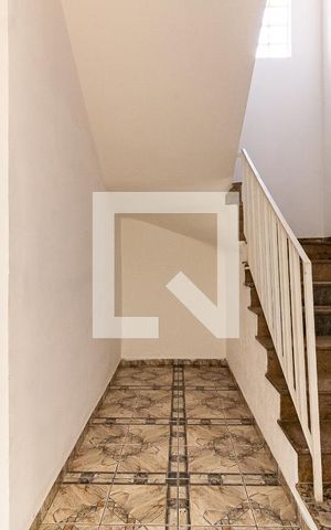 Casa à venda com 210m², 3 quartos e 3 vagas Casa à venda com 210m², 3 quartos e 3 vagasEscada