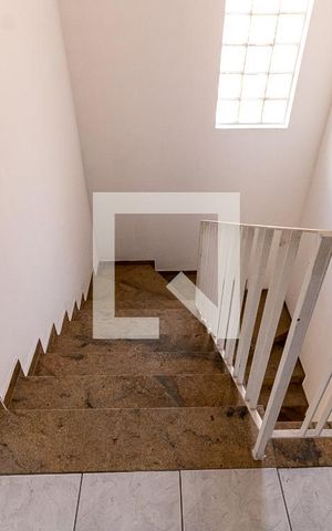 Casa à venda com 210m², 3 quartos e 3 vagas Casa à venda com 210m², 3 quartos e 3 vagasEscada