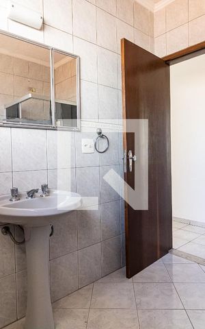Casa à venda com 210m², 3 quartos e 3 vagas Casa à venda com 210m², 3 quartos e 3 vagasBanheiro Social
