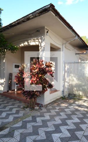 Casa à venda com 100m², 4 quartos e 4 vagasFachada