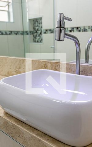 Apartamento à venda com 47m², 2 quartos e 1 vaga Apartamento à venda com 47m², 2 quartos e 1 vagaDetalhe do Banheiro